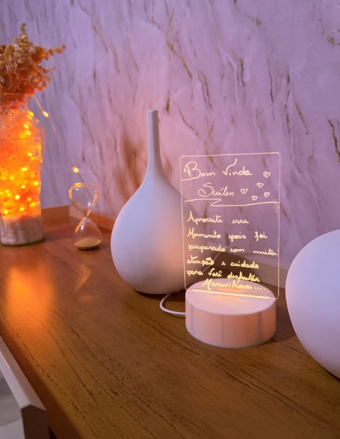 Detalhes sensoriais: chá, pétalas e ambiente decorado